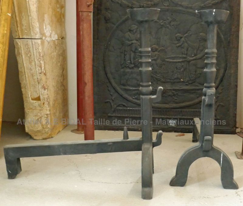 Paire de landiers à bols pour cheminée anciens en fonte noire par Atelier Alain BIDAL