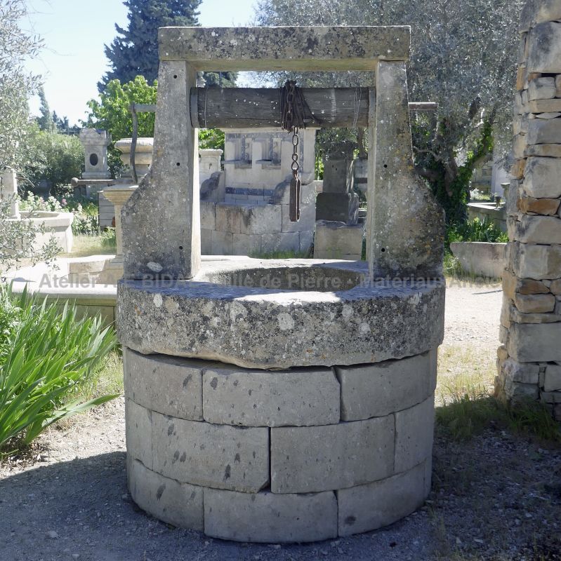 Puits de jardin en pierres anciennes pour un bel aménagement extérieur - En vente chez Alain Bidal Matériaux Anciens