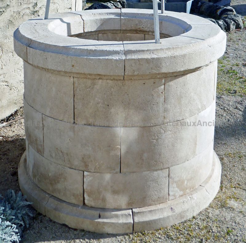 Puits à eau en pierre blanche par Atelier Alain BIDAL