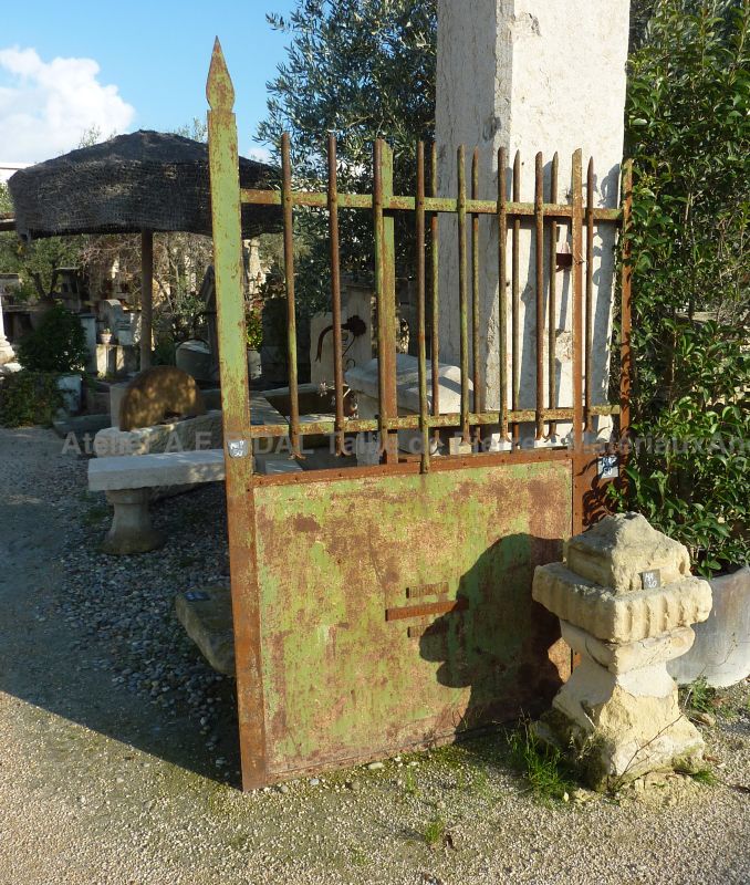 Portail ancien d'allure rustique - portail ancien en fer forgé dont le fer forgé à été légèrement oxydé.