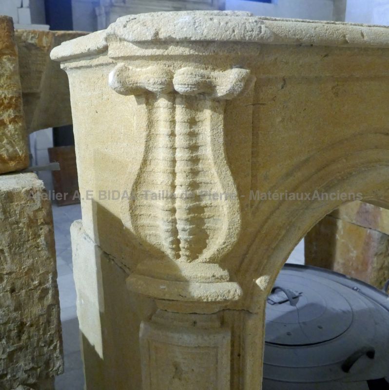 Cheminée 18ème en pierre de Jaumont : une exceptionnelle cheminée Louis XV en pierre dorée !