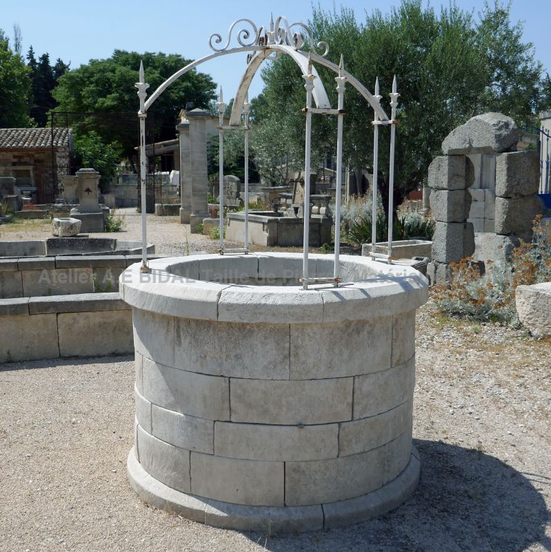 Round well in stone and its scrap-top for sale in Provence at Alain BIDAL.