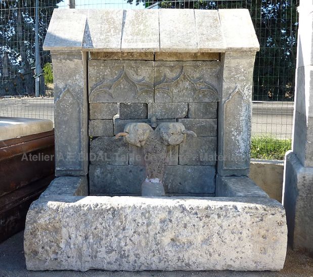 Fontaine en pierres anciennes avec fronton gothique ** VENDUE