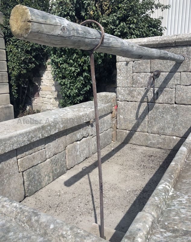 Old washhouse in patinated stones for sale at Atelier Alain BIDAL - Provence