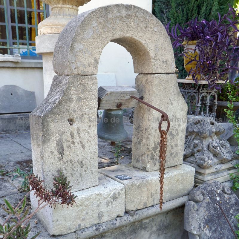 Clocheton en vieilles pierres avec cloche ancienne en bronze par Alain Bidal en Provence.