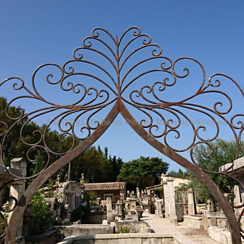 Pilier en pierre ancienne avec armature en fer forgé riveté - la paire.