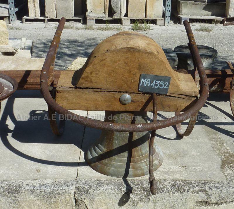 Ensemble de cloche ancienne en matériaux anciens - nos cloches anciennes.