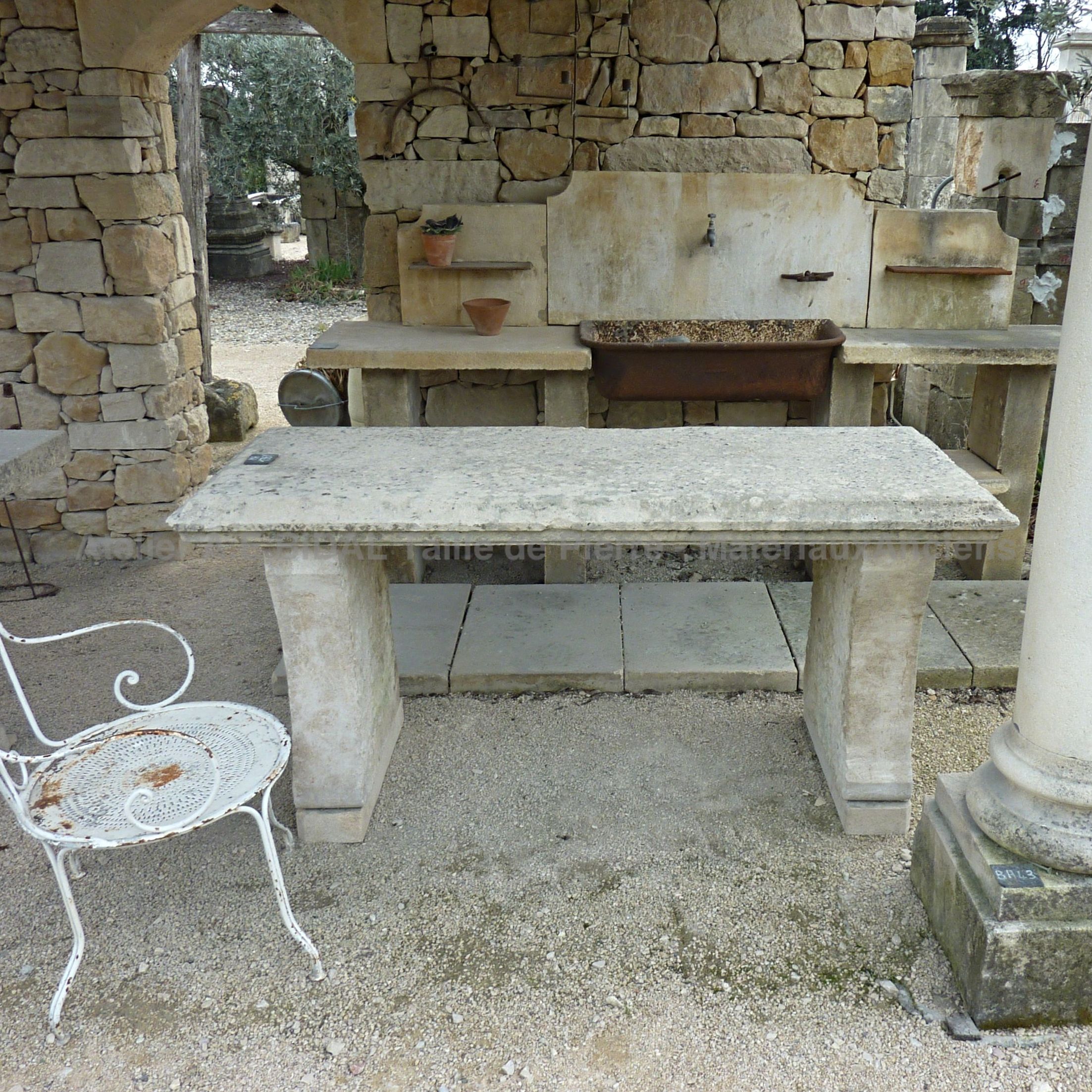 Mobilier ancien de jardin: table rectangulaire pour 10 personnes.