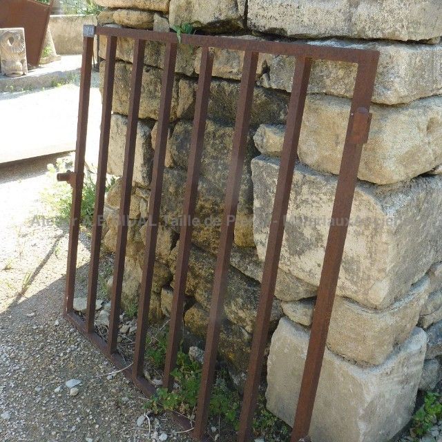 Portillon ancien - un portillon en fer forgé pour l'extérieur.