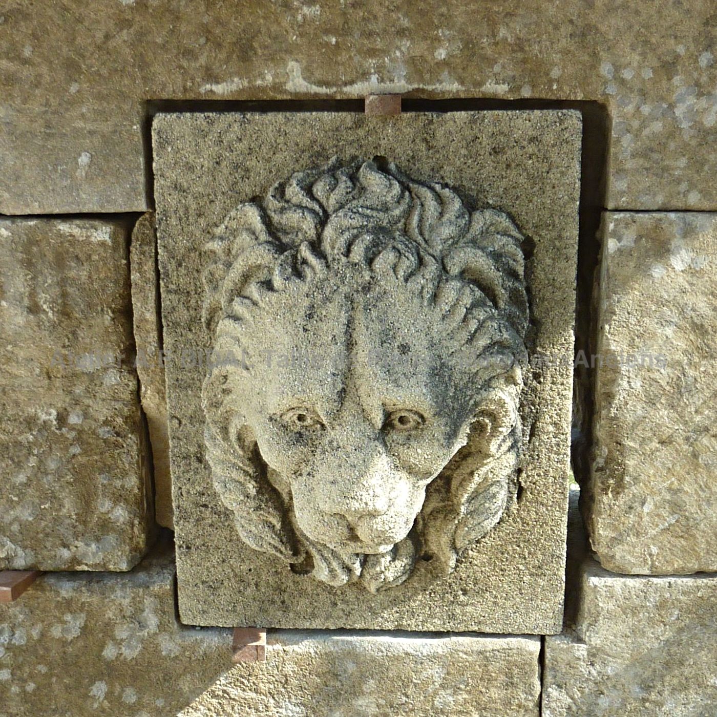 Ancient fountain with lion's head carved in stone as water outlets | Fountain with roof for sale in Provence at BIDAL.