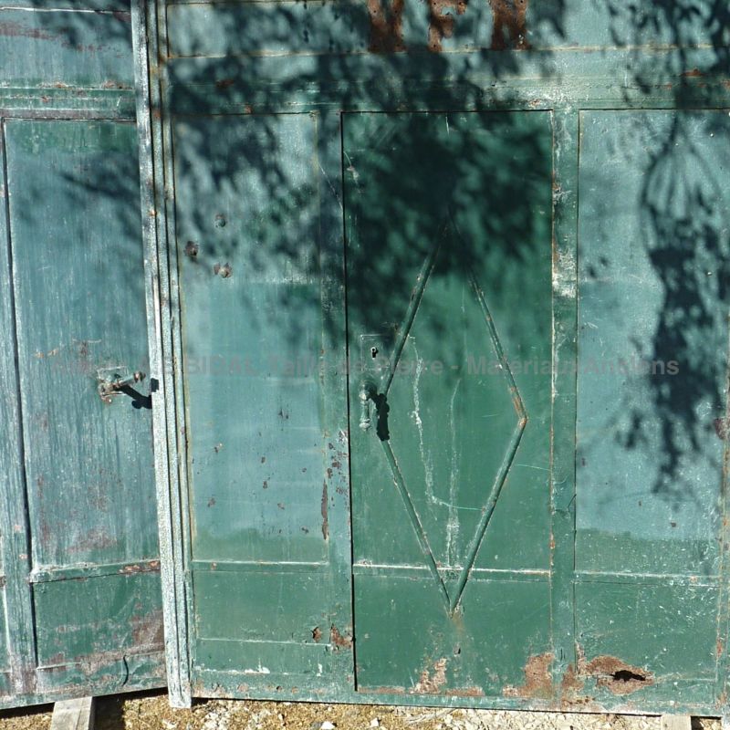 ALAIN BIDAL - Portail ancien - Portail ancien fer forgé et piliers de portail en pierre.