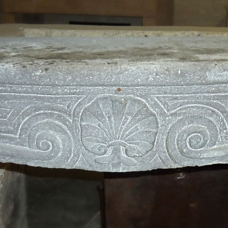 Cheminée ancienne en pierre de lave noire de style Régence Louis XV.