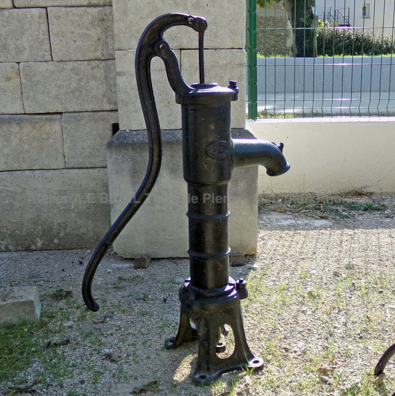 Très belle pompe manuelle au charme désuet - pompe à eau de chez Atelier Alain BIDAL (Provence)