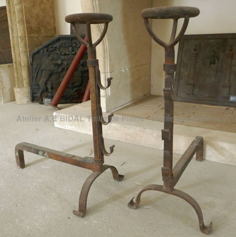 Landiers rigodets anciens en fer forgé par Les Matériaux Anciens Alain BIDAL