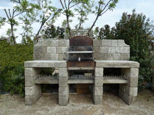 Barbecue en pierres anciennes