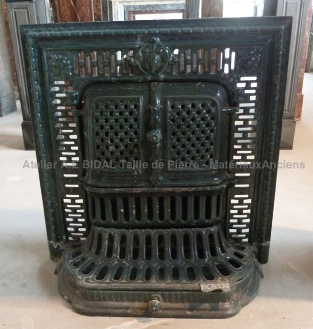 Accessoires cheminée: poêle/salamandre du 19ème siècle en fonte ancienne noire.