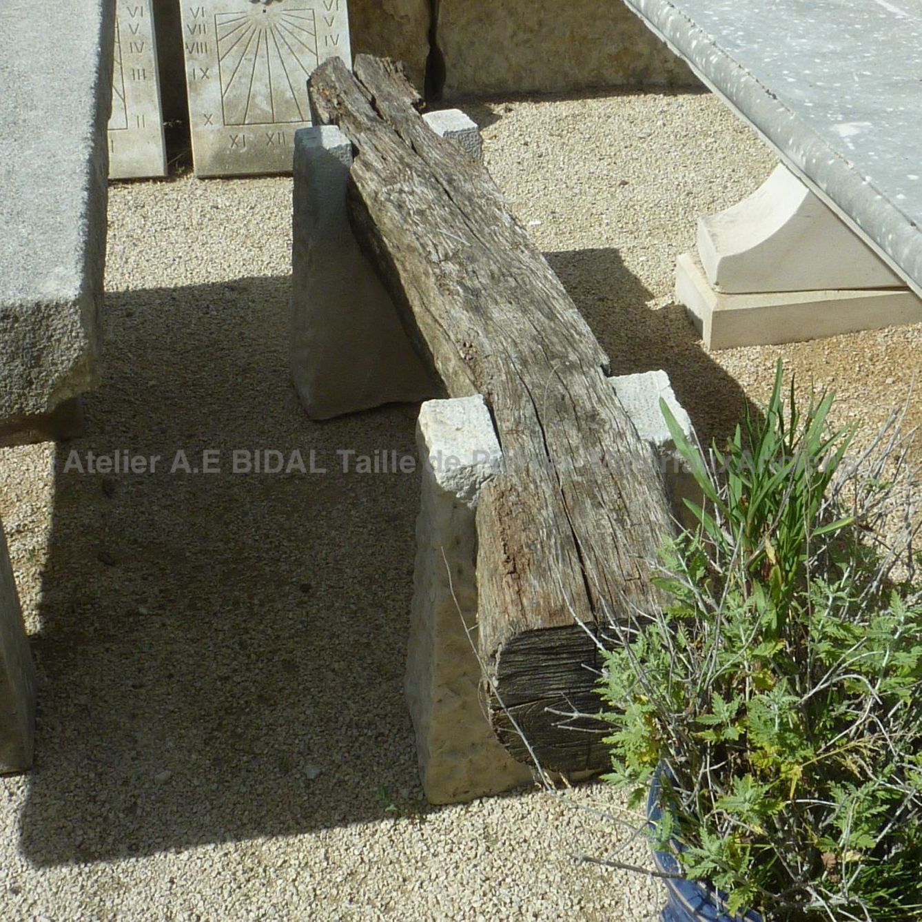 Banc en pierre et en bois - mobilier de jardin ancien en matériaux anciens.