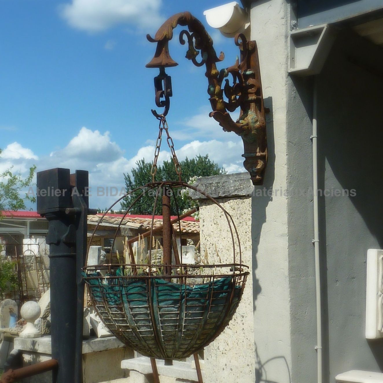 Jardinière en fer forgé mise en situation -  objets de décoration en matériaux anciens.