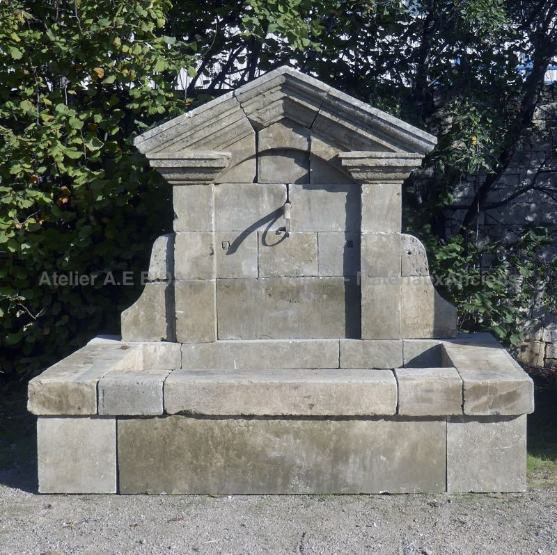 Fontaine en pierres patinées pour un bel aménagement extérieur : Alain BIDAL, Matériaux Anciens en Provence