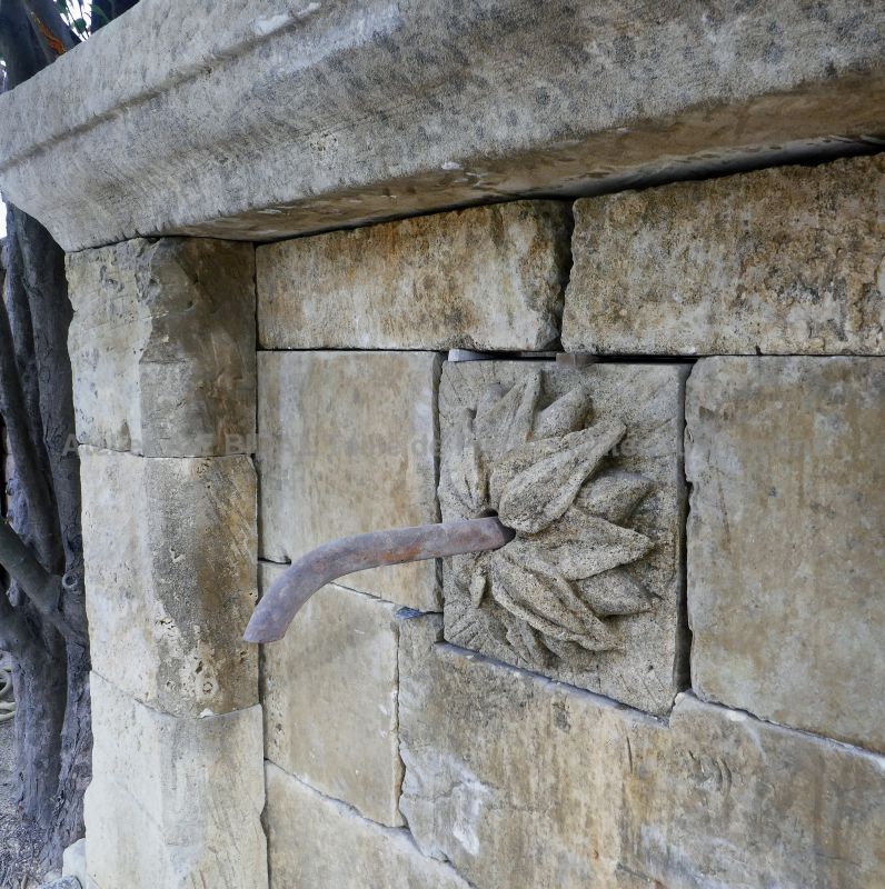 Wrought iron water spout and hand-sculpted stone rosette on our wall fountain : Atelier Alain BIDAL