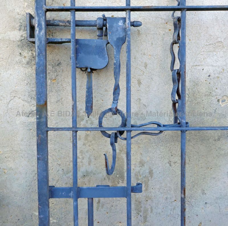 Détail de la serrure sur notre ancien portillon en métal ajouré.