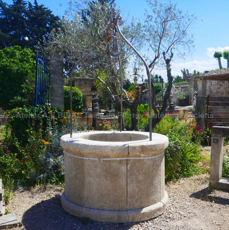 Decorative water well in frost-resistant stone - Atelier Alain BIDAL, stonemason in Provence