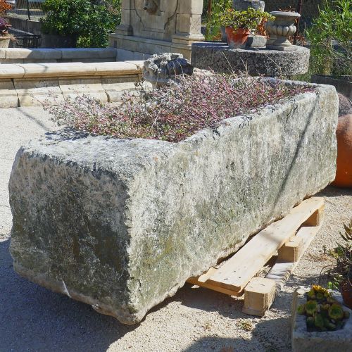 Long bac ancien en pierre usée et patinée par le temps par les Matériaux Anciens en Provence Alain BIDAL