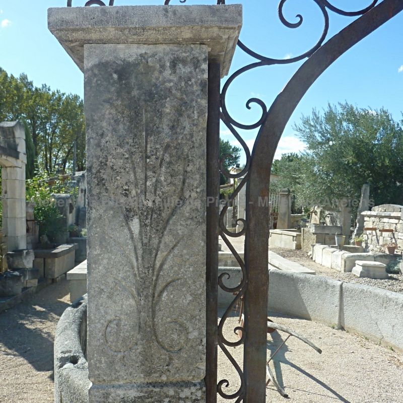 Des piliers en pierre ancienne pour embellir votre extérieur avec charme et rusticité !