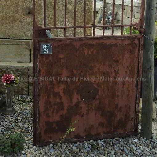 Portail ancien en fer forgé vieilli naturellement par son oxydation - portail ancien avec beaucoup de cachet.