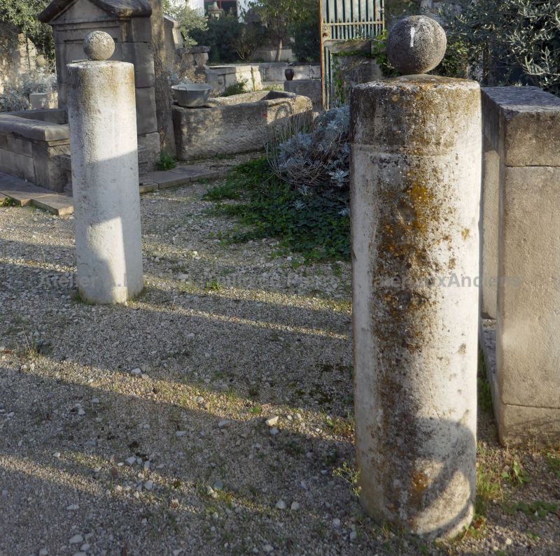 Anciens piliers en pierre : paire de petits piliers cylindriques