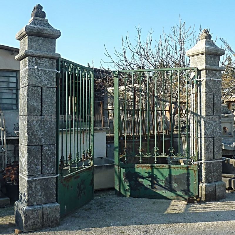 Pilier ancien en pierre de grande taille ǀ Pilier pour entrée d'un parc ou d'une propriété ǀ Piliers en vente par paire chez Alain BIDAL.