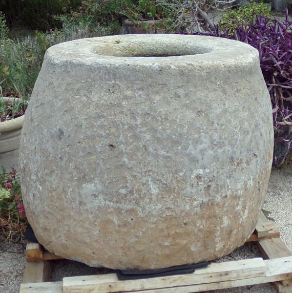 Gros bac ancien en pierre pour une belle décoration du jardin - Atelier Alain BIDAL (Provence)