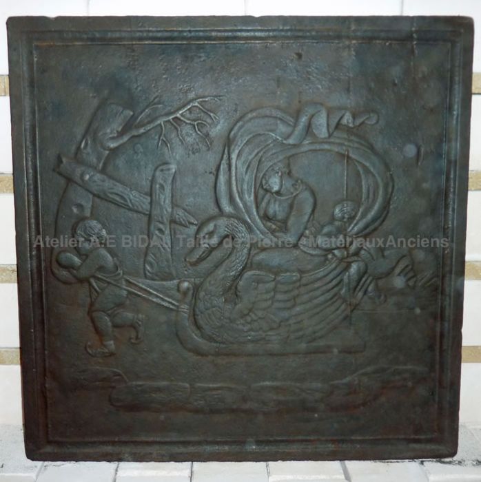 Ancienne plaque de cheminée en fonte : Néoclassique sur Gens de Confiance