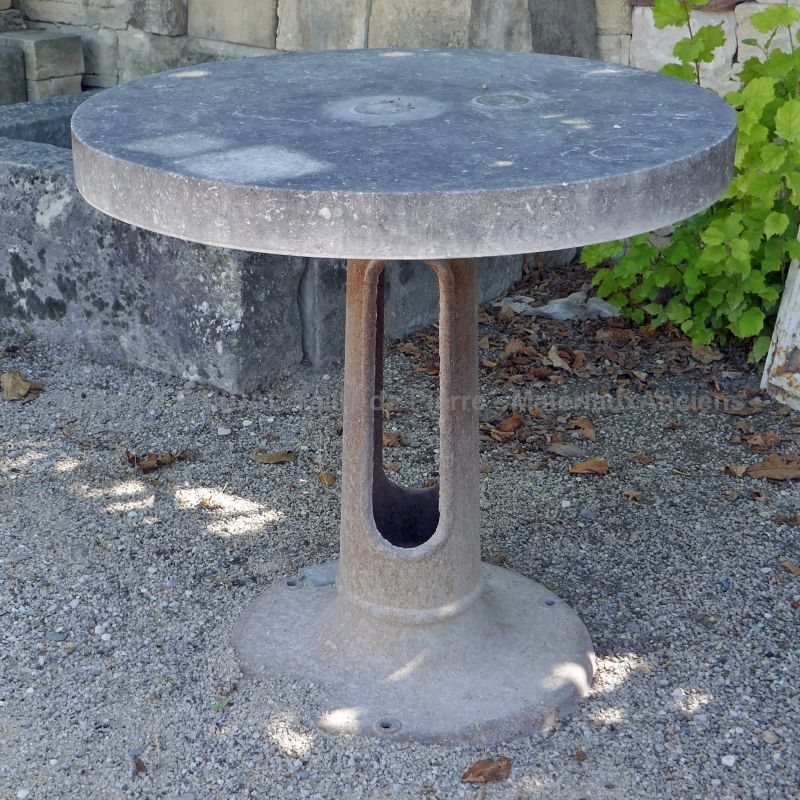 Table ronde pour jardin en matériaux anciens : pierre et fonte ancienne.