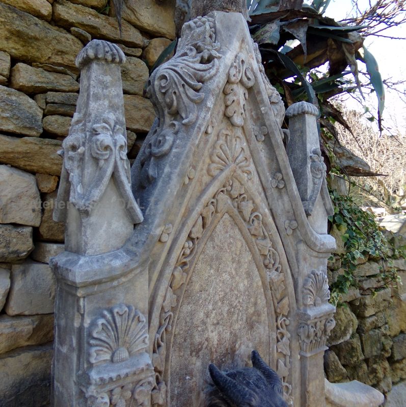 Elegant Gothic wall fountain in patinated stone with a ram's head - Atelier Alain BIDAL (Provence)