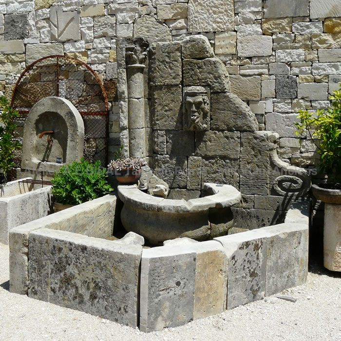 Fontaine "ruine" au décor antique ** VENDUE