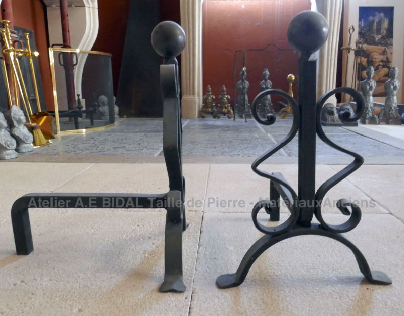 Paire de chenets pour cheminée anciens en fonte par Atelier Alain BIDAL