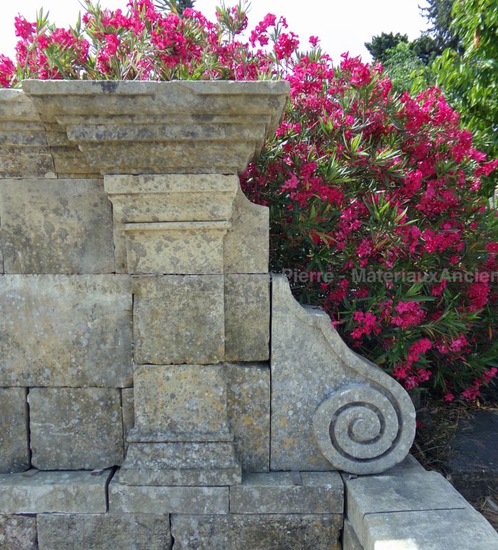 Large antique stone wall fountain with sculpted decor - Atelier Alain BIDAL (Provence)