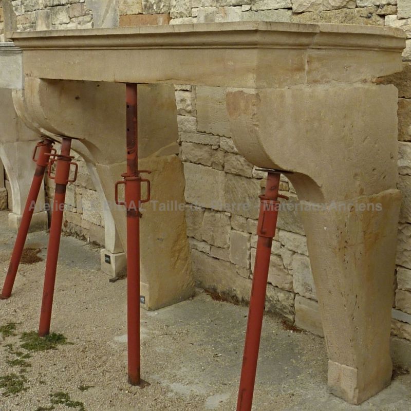 Ancienne cheminée de campagne en pierre * Matériaux anciens Alain Bidal en Provence.