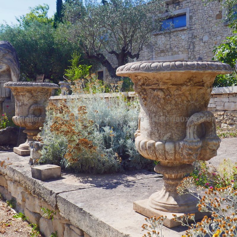 Paire de grands vases Médicis pour jardin en pierre moulée et patinée - Les Matériaux Anciens en Provence Alain BIDAL