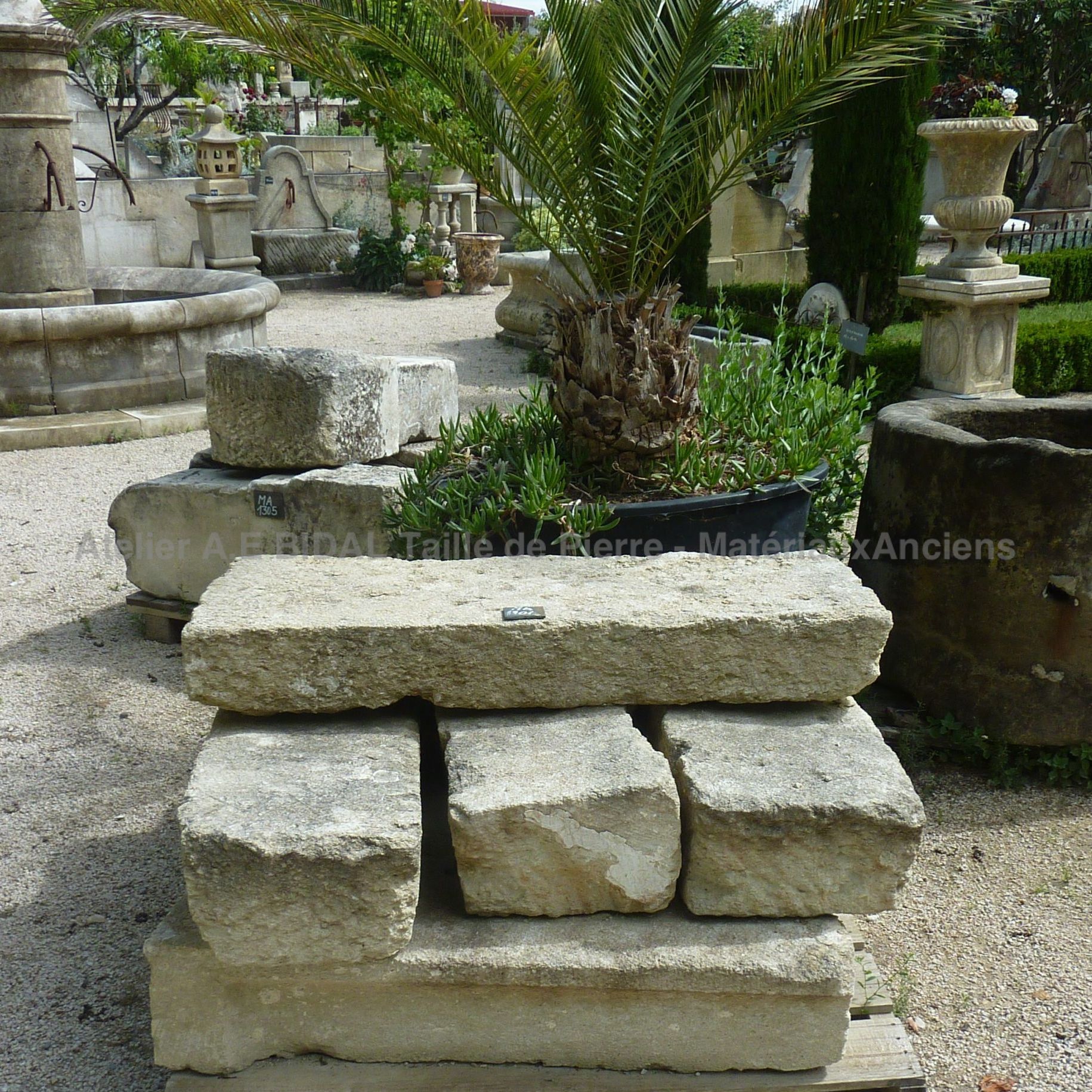 Marche d'escalier ancienne - pierre naturelle française.