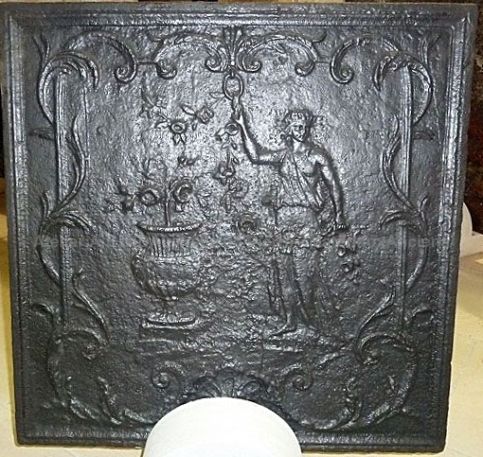 Belle plaque de cheminée en fonte au motif "nymphe" - accessoires cheminée en fonte ancienne.