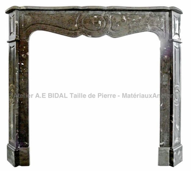 Cheminée marbre noir - une cheminée ancienne en pmarbre conçue à l'origine pour décorer un appartement haussmannien.