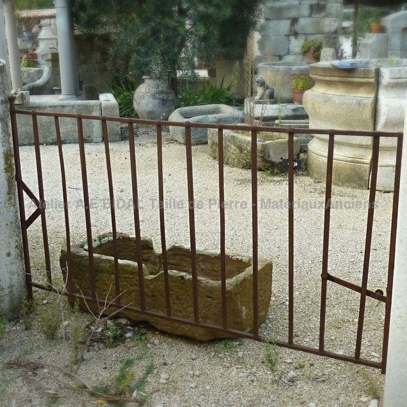 Portillon ancien à l'allure d'une grande sobriété - portail de jardin.