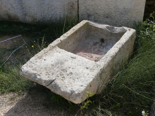 Stone tray is actually an old washing - decoration of the garden.