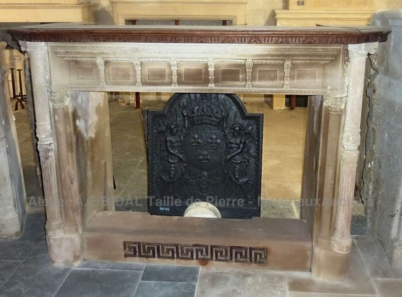 Très belle cheminée ancienne en pierre - Napoléon 1er.