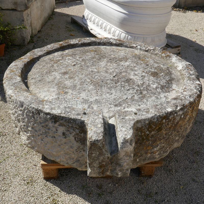 Meule ronde ancienne en pierre et goulotte par Atelier Alain BIDAL, Provence.