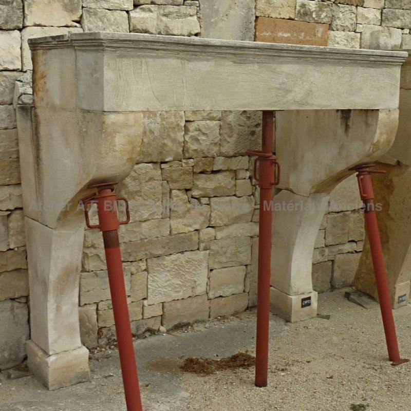 Grande cheminée ancienne en pierre * Matériaux anciens Alain Bidal en Provence.