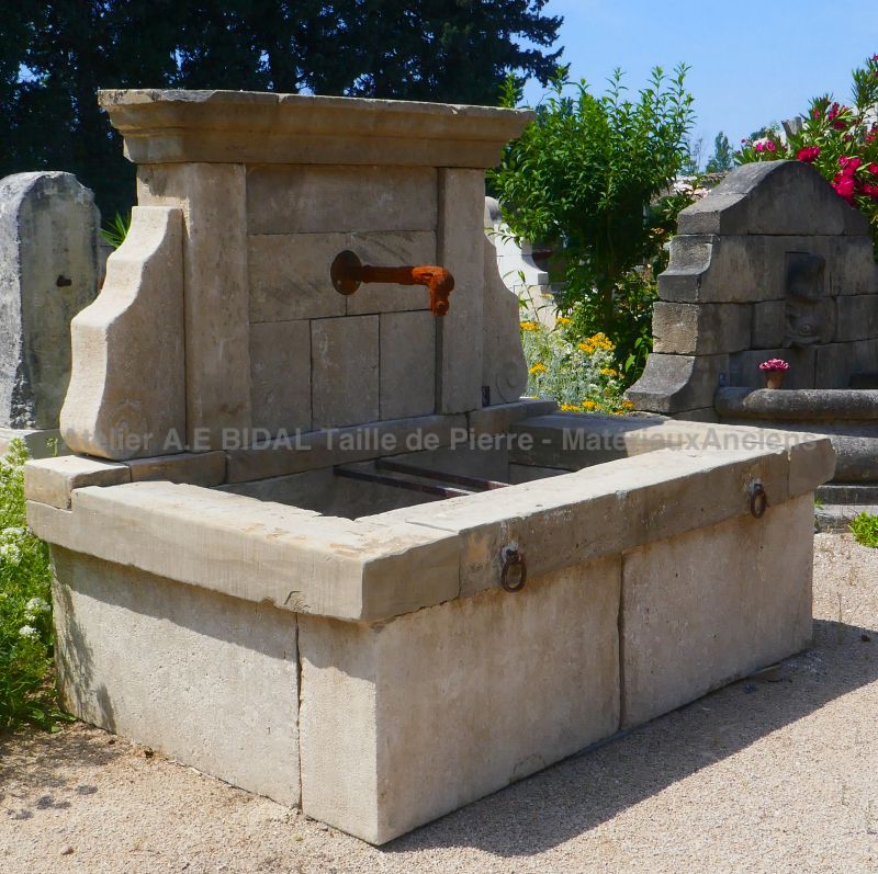 Fontaine de jardin en pierres patinées pour aménagement extérieur : Alain BIDAL, Matériaux Anciens en Provence