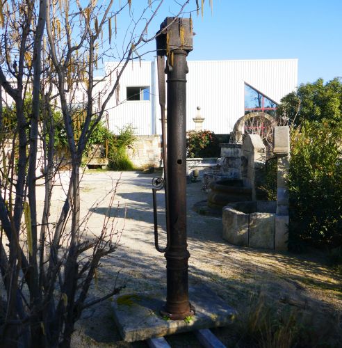 Pompe ancienne en fonte